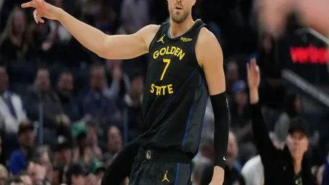 M. Marquez在2025年澳洲GP决赛起跑失误逆袭夺冠